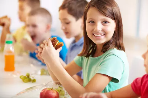 Nutriție pediatrică pe grupe de vârstă: ce se schimbă între 1–3 ani, 4–6 ani și 7–12 ani?