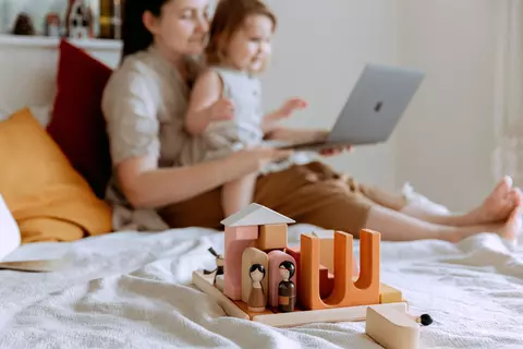 MacBook-ul familiei: greșelile care îi scurtează viața și ce faci când se strică totuși