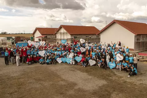 Hope Build 2026: 350 de voluntari au construit 6 locuințe în doar 5 zile, la cel mai mare eveniment de construcție accelerată din Europa