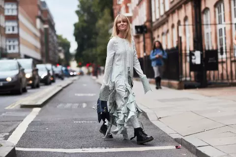 5 combinatii stylish de rochii si botine la reducere