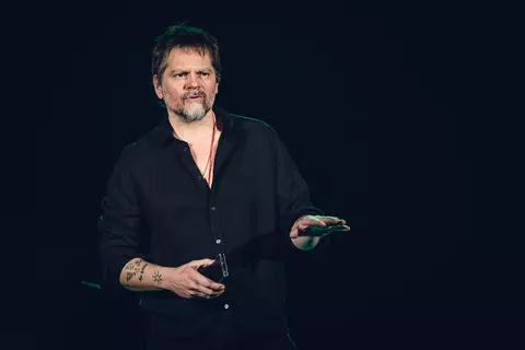 Din 1 noiembrie, la Teatrul Național ”I. L. Caragiale” din București, vă invităm să vedeți Freak Show vol 2, spectacolul scris și regizat de Florin Piersic Jr.