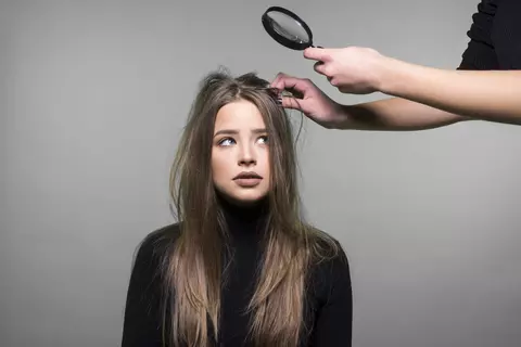 Cum scapi de mătreață, în mod eficient, cu aceste sfaturi utile