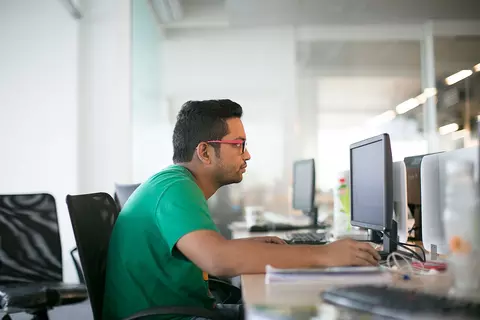 Poziția corectă la birou: de ce este importantă și cum îți poate îmbunătăți productivitatea?