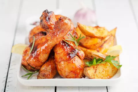 Pulpe la cuptor cu cartofi și vin, un adevărat deliciu culinar