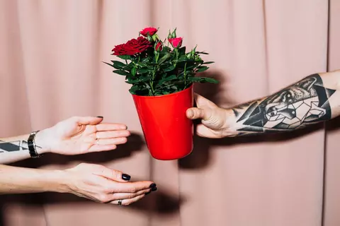 Te-ai întrebat vreodată ce semnifică florile pe care le oferi, în funcție de tipul acestora?