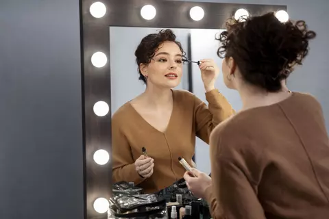 Cum să amenajezi o zonă de make-up în baie: 5 sfaturi inedite