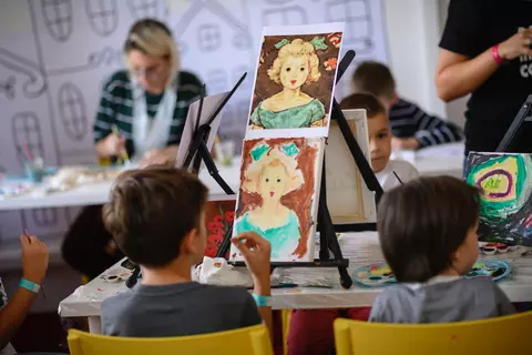 Copiii sunt invitați în vacanța de vară la Art Safari Kinder! Brâncuși, Tonitza, Luchian, Artachino bat telefoanele și tabletele