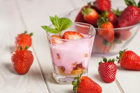 Iaurturile cu fructe - alternativa naturală la deserturi bogate în calorii
