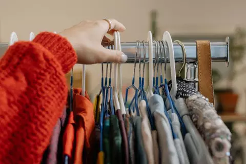 Hainele second-hand – tips & tricks despre cum să le alegi, dar și cum să le păstrezi la calitate cât mai bună