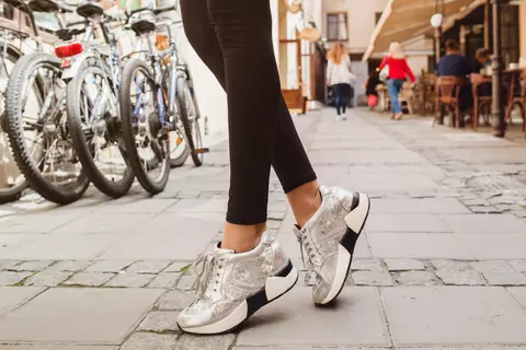 Pantofi Eleganți cu Personalitate: Care sunt diferențele dintre pielea naturală normală și cea lucioasă