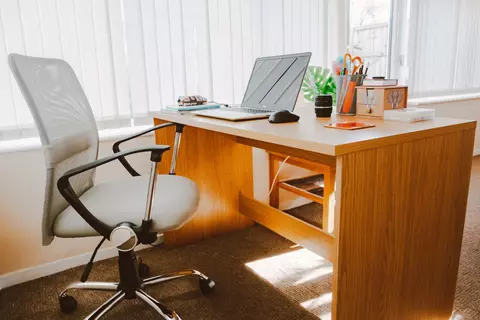 Postură incorectă la birou? Elimină problema cu ajutorul unor scaune ergonomice moderne!