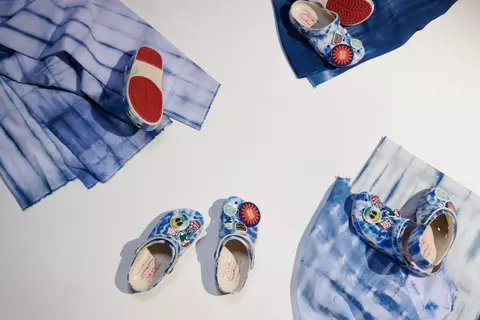 Levi’s și Crocs combină stilul casual, confortul și design-ul de calitate într-o nouă colecție capsulă