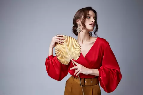 Cum să asortezi o bluză elegantă pentru un aspect sofisticat