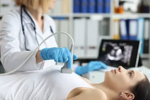 4 probleme care pot fi depistate în urma unei ecografii mamare