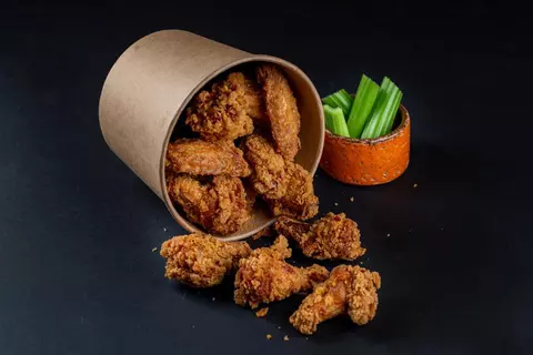 Descoperă Deliciile Puiului Crocant la TUTTI: Un Festin de Arome și Savoare