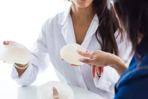 Vrei să îți mărești sânii? Iată ce trebuie să știi