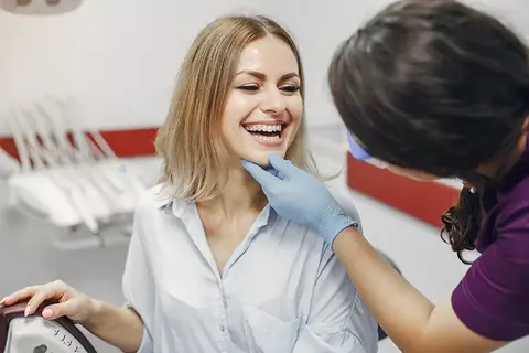 Transformarea zâmbetului tău: Descoperă magia fațetelor dentare