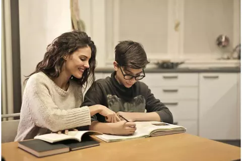 Parentingul modern – cum să îți responsabilizezi adolescentul cu privire la utilizarea internetului