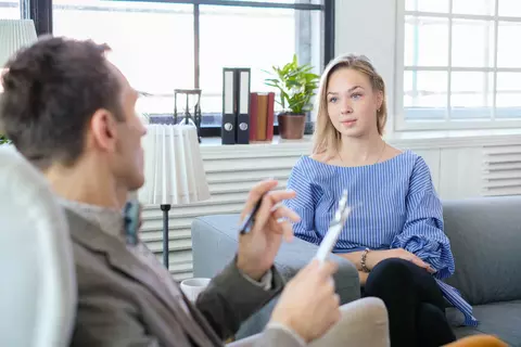 Psihoterapia individuală: ce beneficii îți aduce și când este momentul să te îndrepți spre această formă de terapie
