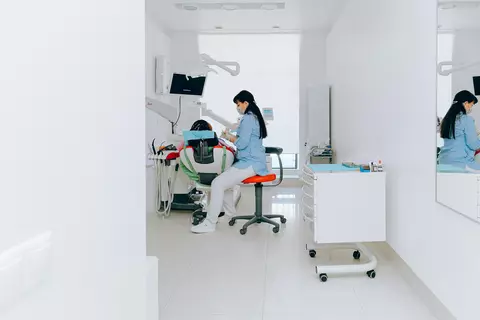 Cum să alegi cele mai potrivite coroane dentare pentru nevoile tale