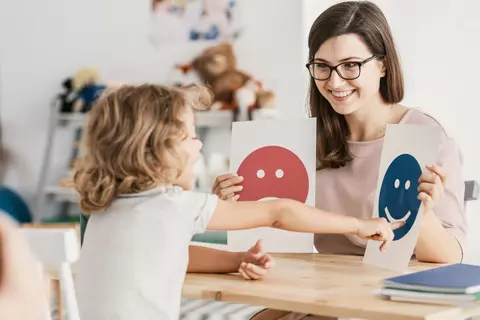Ce poţi face pentru copilul tău cu autism? Descoperă câteva sfaturi utile ce vor contribui la îmbunătăţirea calităţii vieţii sale şi la consolidarea relaţiei părinte-copil!
