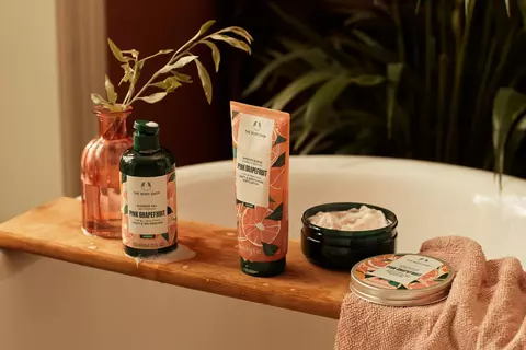 Colecția Pink Grapefruit de la The Body Shop: Note energizante pentru o zi revigorantă