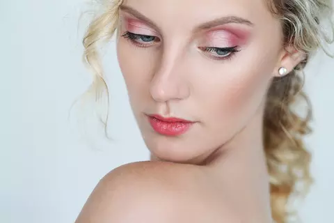Cele mai bune produse de makeup pentru întinerirea tenului în 2024 