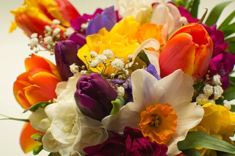 Buchete personalizate: Cum să creezi cadoul floral perfect pentru persoana dragă