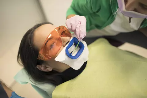 Cum să ai un zâmbet perfect? Află totul despre dinți ficși în 24 de ore și albirea dentară