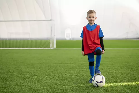 Fotbalul, sportul preferat al băieților de la fragede vârste. Află cum îl încurajezi să-și urmeze pasiunea!
