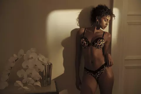 Victoria’s Secret îți propune să îți explorezi senzualitatea cu noua colecție Very Sexy