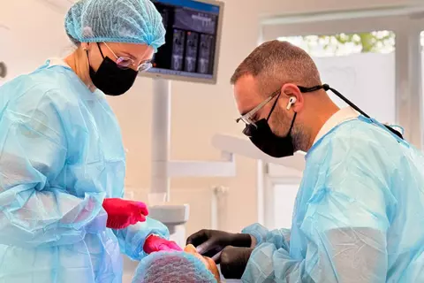 Alergie la metal? Află dacă poți beneficia de implant dentar – sfaturi de la Dr. Ilie Ilieș