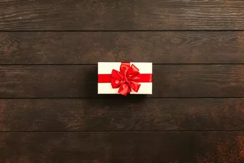 Idei de cadouri personalizate pentru prietenul tău: de la huse de telefon la accesorii smart
