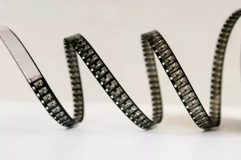 Simplitate sofisticată: Brățările cu șnur și bile, noul must-have