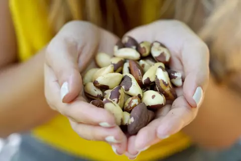 Nuci braziliene în alimentația zilnică: cât este recomandat să consumi