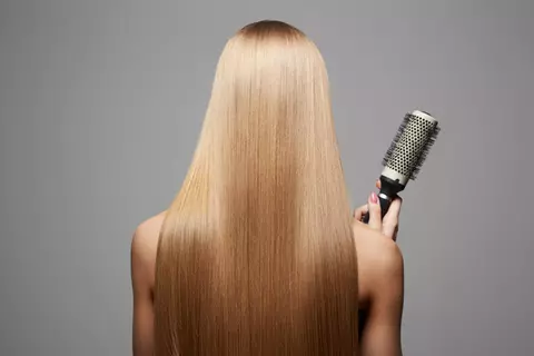 Cum să păstrezi părul blond hidratat și fără vârfuri despicate