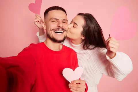 Valentine’s Day pe buget mic: idei de cadouri și cum plătești inteligent