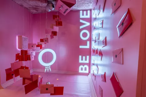 Pandora lansează „Camera Inversă BE LOVE” la Museum of Senses AFI Cotroceni