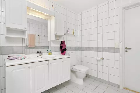 Cum să maximizezi spațiul de depozitare utilizând inteligent un dulap pentru baie