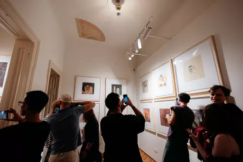 HONOR susține prima expoziție a ilustratorului Andrei Tripșa, un proiect care explorează modul în care arta este creată, distribuită și consumată azi: prin intermediul smartphone-ului