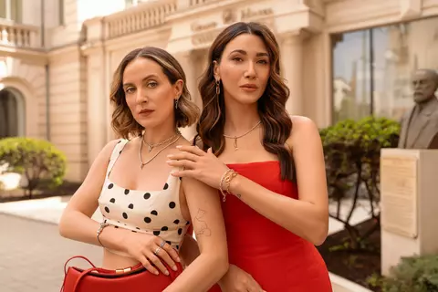 Pandora sărbatorește vara cu Alina Tanasă și Diana Enciu. The Fabulous Muses sunt imaginea campaniei de vară din România