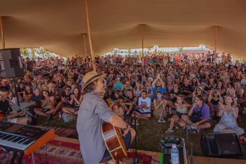 Dilema festivalierului: camping sau oraș?
