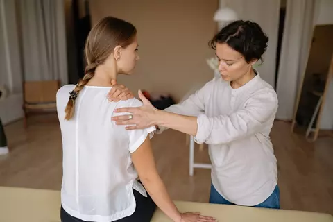 Specialiștii Institutului Umărului recomandă: Cum să rămâi activ după 40 de ani fără să-ți distrugi umerii