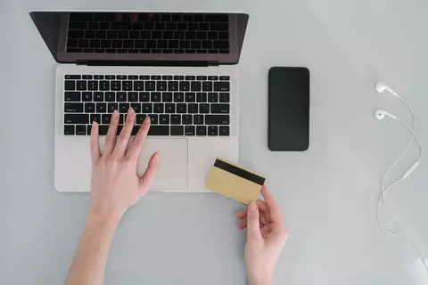 De ce unele persoane au acces la credite online rapide aproape instant și altele nu