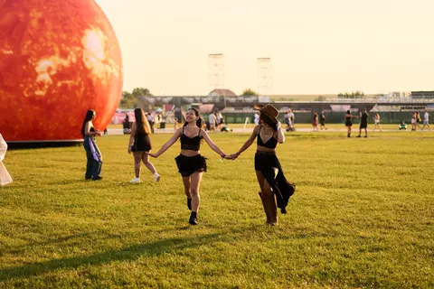 O nouă zi sold out la NIBIRU, 82.000 de vizitatori în stațiunea de pe litoral și un show de neuitat a lui HUGEL în a doua zi a festivalului Galaxia
