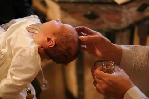 Trusoul de botez care spune o poveste delicată, din prima clipă