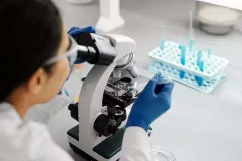 Teste genetice pentru longevitate: criteriile după care alegi laboratorul