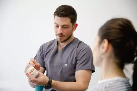 Un zâmbet sănătos începe cu îngrijirea potrivită, la Gentle Dentist