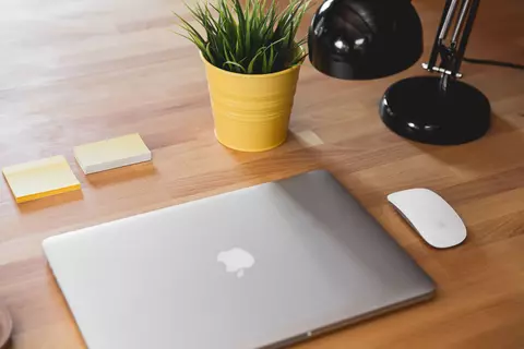 MacBook pentru birou și freelancing în 2026 - TOP 3 modele dintre care poți alege pentru performanță și portabilitate