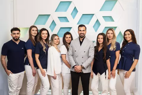 Fațete feldspatice sau E.max? Diferențe, avantaje și cum alegi varianta potrivită pentru un zâmbet natural
